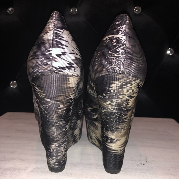 {Breckelle’s} 🍭Black Multi Colored Wedges - Picture 4 of 5